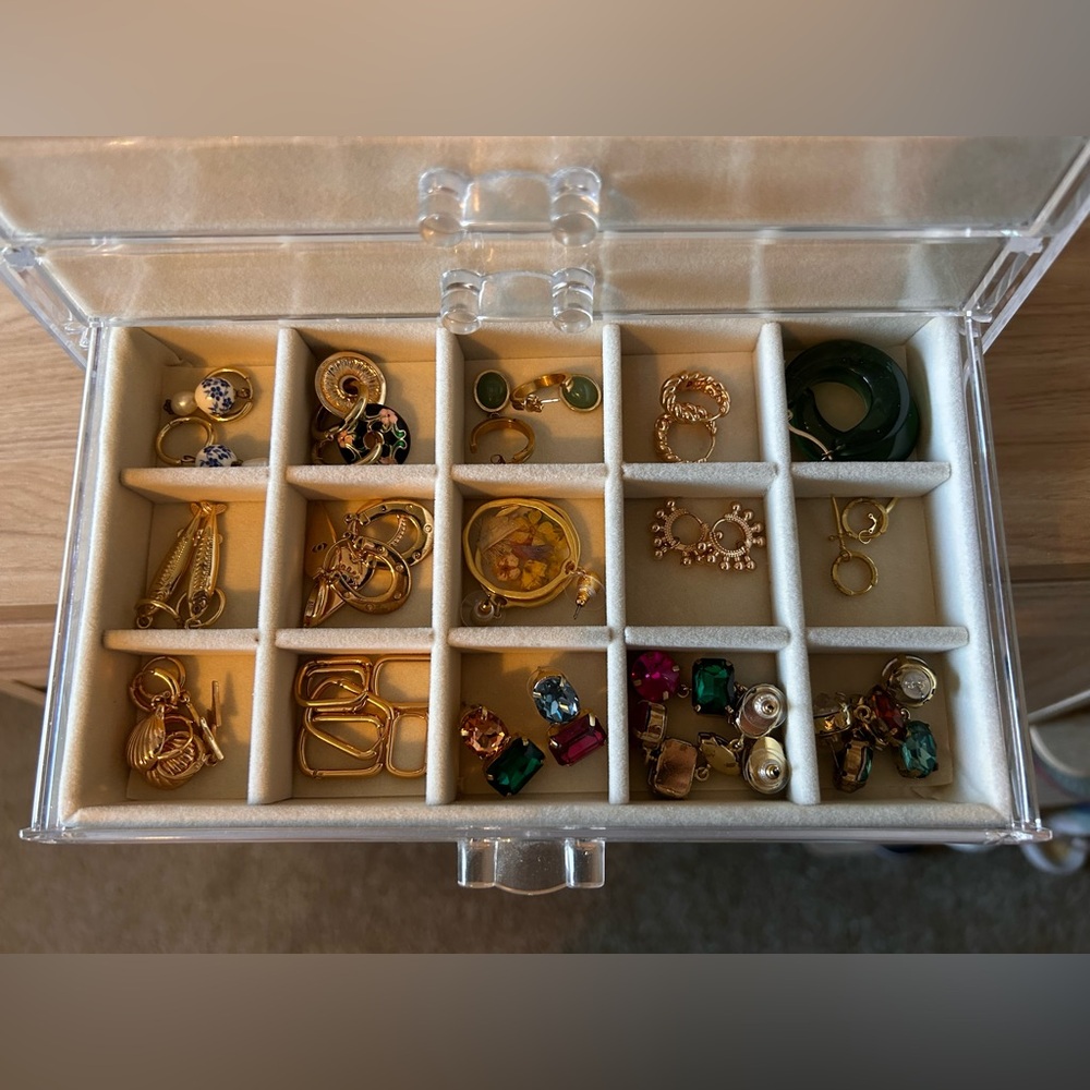 Huge Lot of Gold Earrings!! - Picture 4 of 7